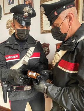 carabinieri con in mano la droga