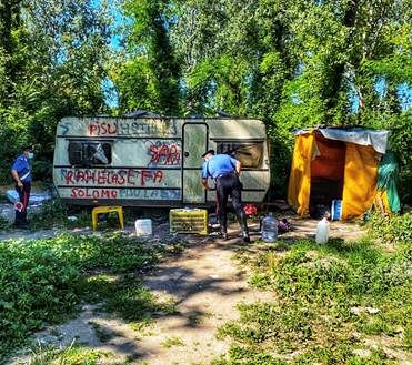 I carabinieri durante l'operazione