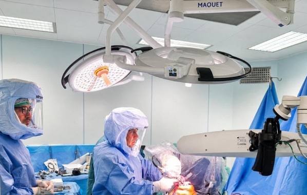 In sala operatoria con il robot Mako