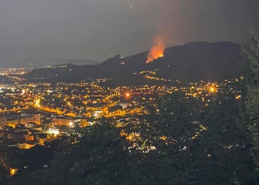 L'incendio sulle colline di Massa (foto da Fb) 1