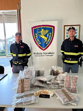 La droga sequestrata dalla polizia stradale