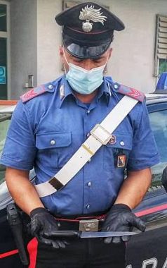 Il coltello impugnato dall'arrestato