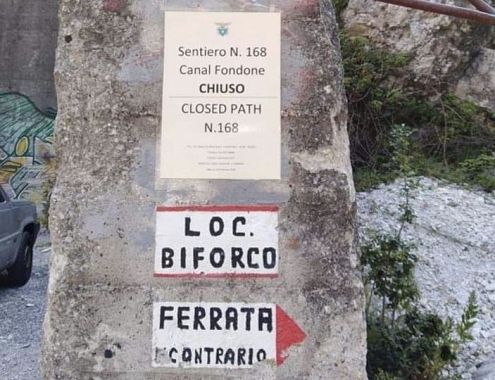 Il cartello che indica la chiusura del percorso