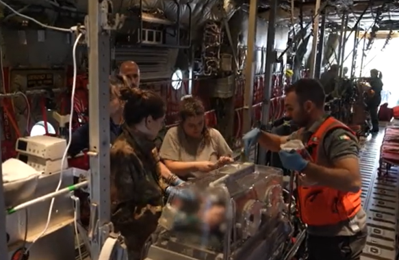 Le operazioni di imbarco sugli aerei dell'Aeronautica Militare